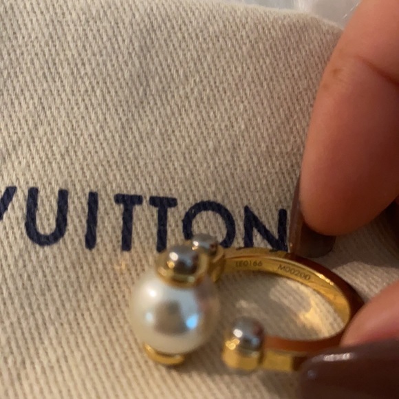 Louis Vuitton Pearl and Gold Ring - Picture 4 of 7
